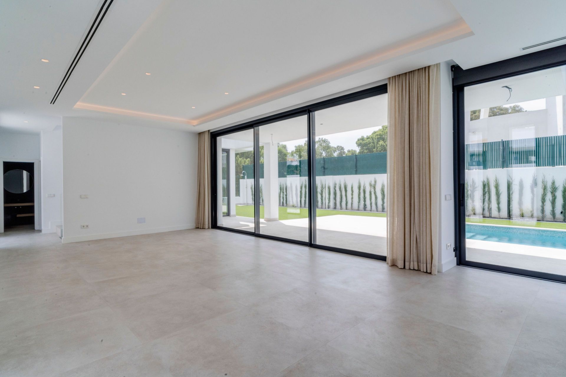 5 Bedroom Villa in Estepona - Photo 8