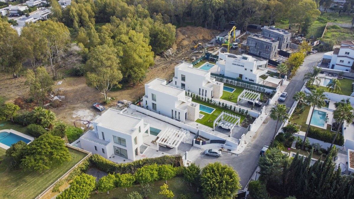 6 Bedroom Villa in Estepona - Photo 55