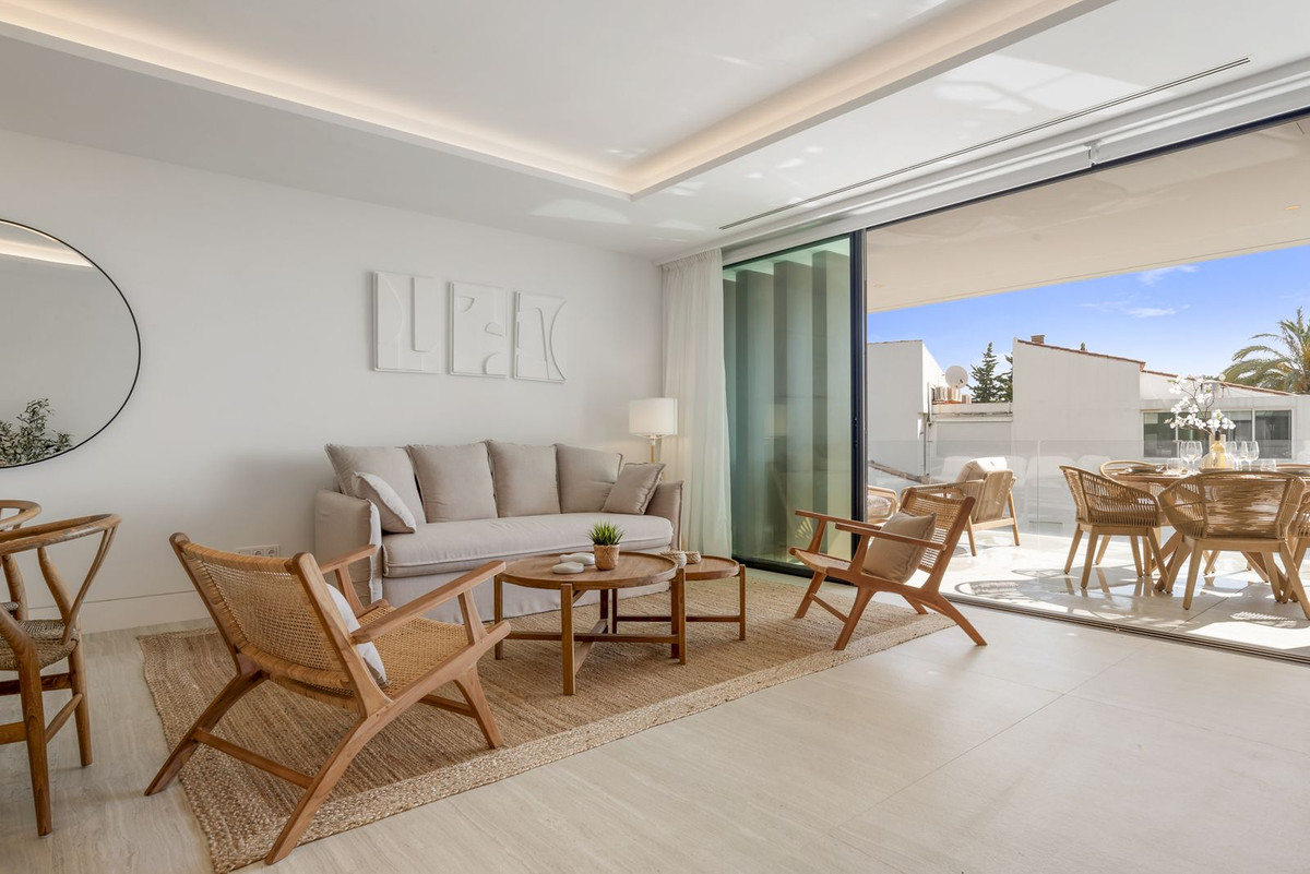 2 Bedroom Apartment in Estepona - Photo 11