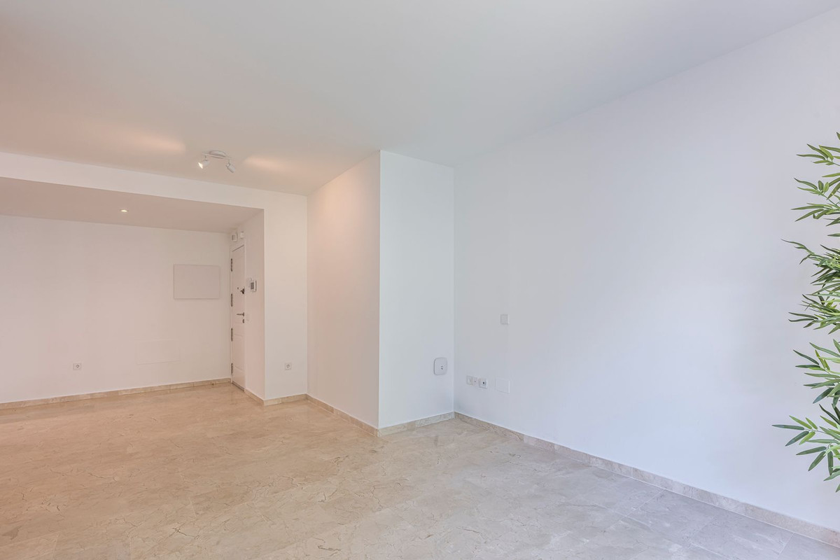2 Bedroom Apartment in Estepona - Photo 11