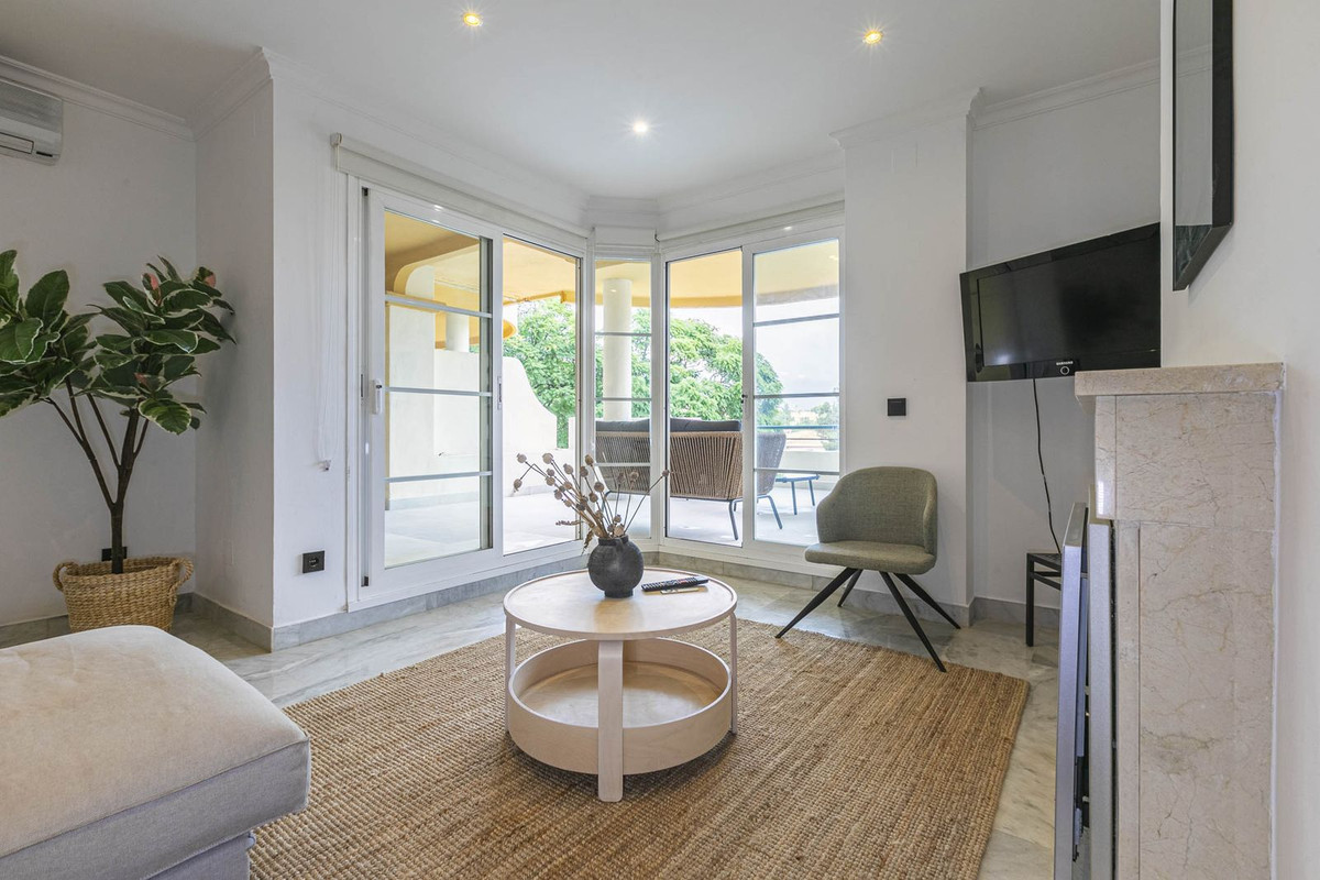 2 Bedroom Apartment in Marbella - Photo 6