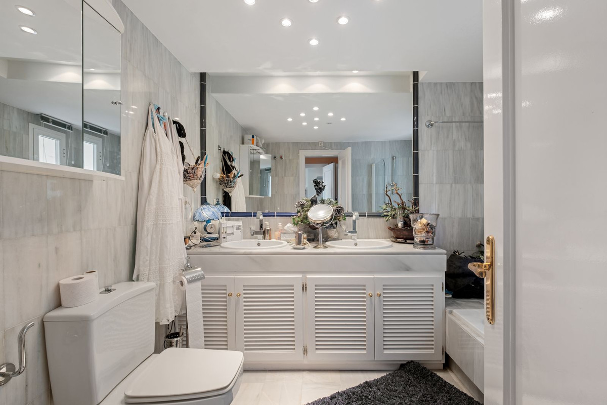 2 Bedroom Apartment in Marbella - Photo 21