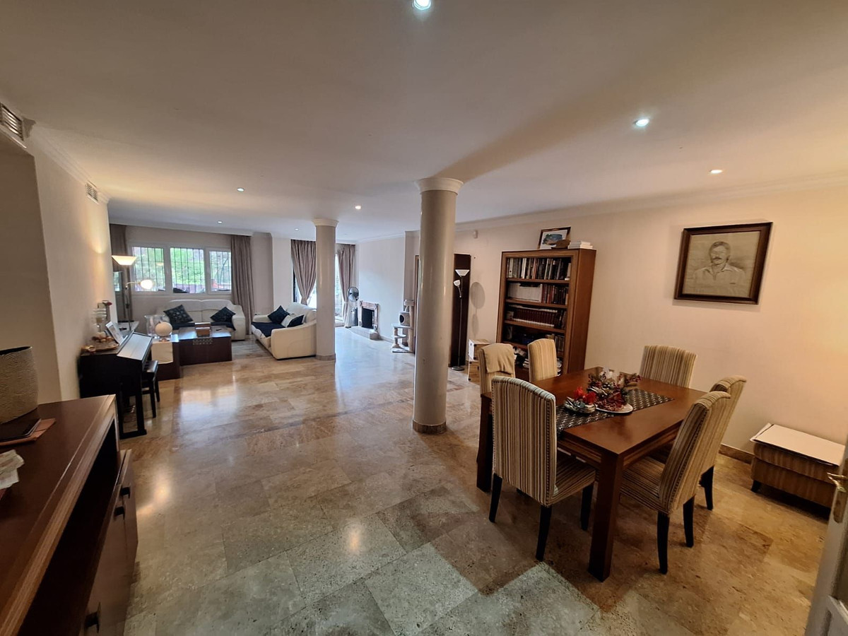 3 Bedroom Apartment in Marbella - Photo 3