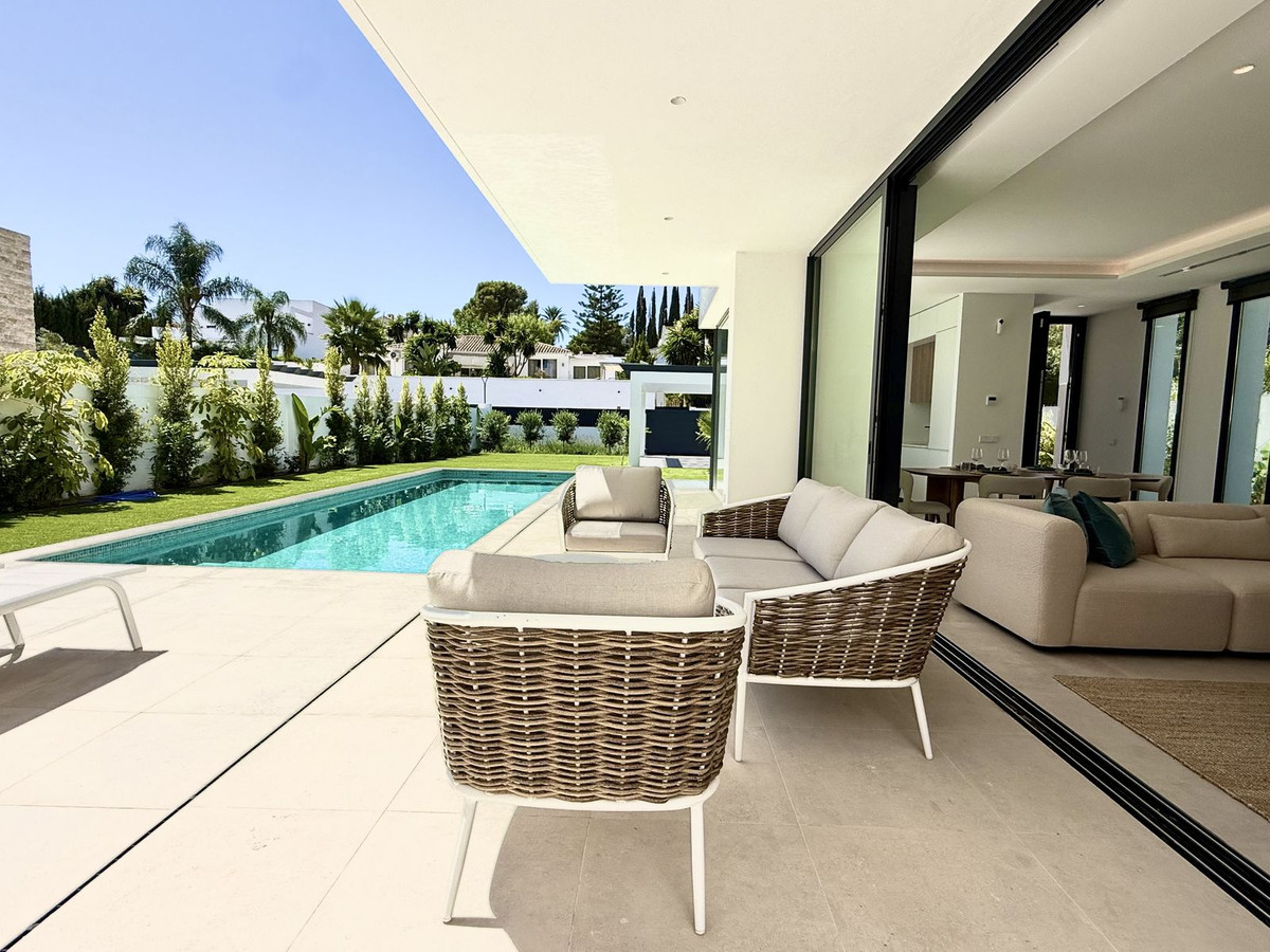 6 Bedroom Villa in Estepona - Photo 6