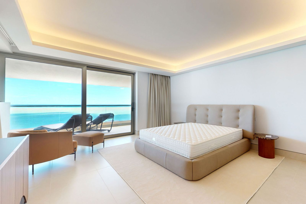 4 Bedroom Apartment in Málaga - Photo 4