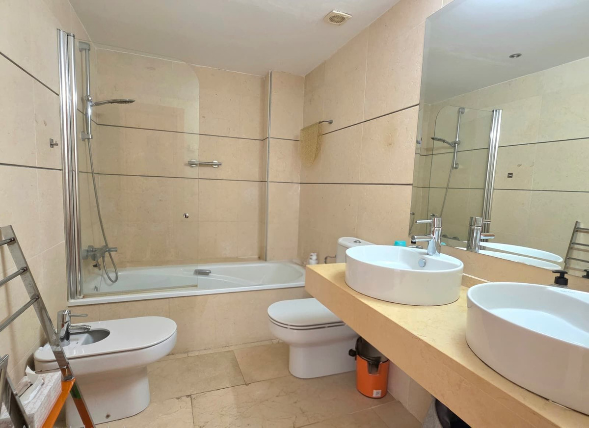 2 Bedroom Apartment in Estepona - Photo 20