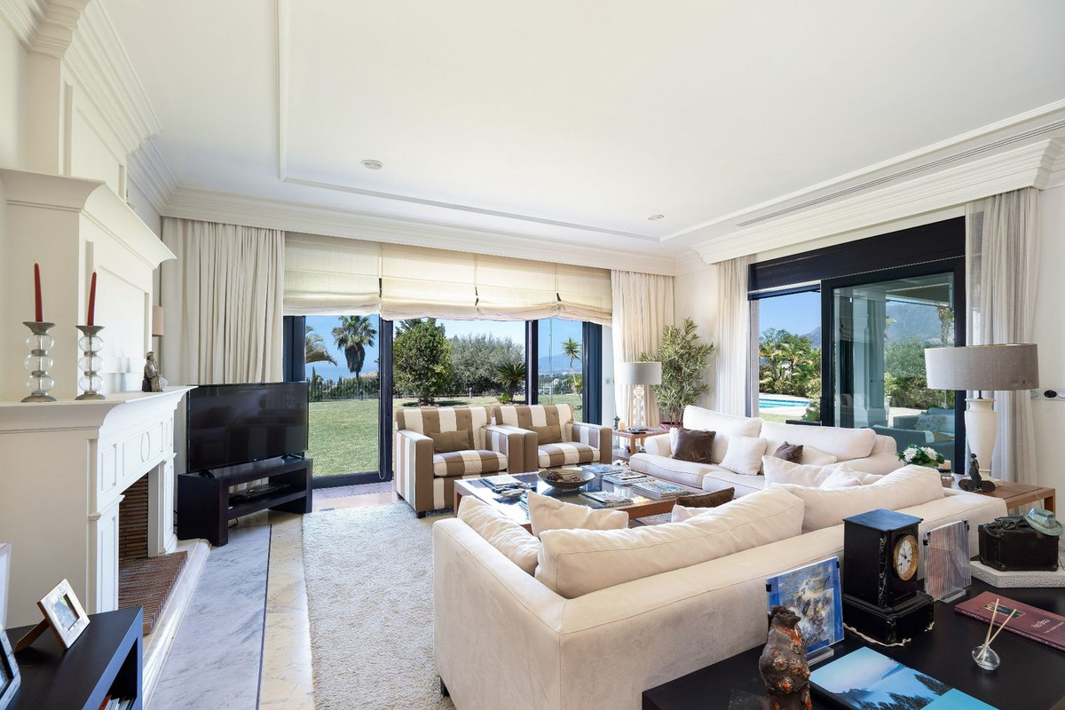 6 Bedroom Villa in Marbella - Photo 8