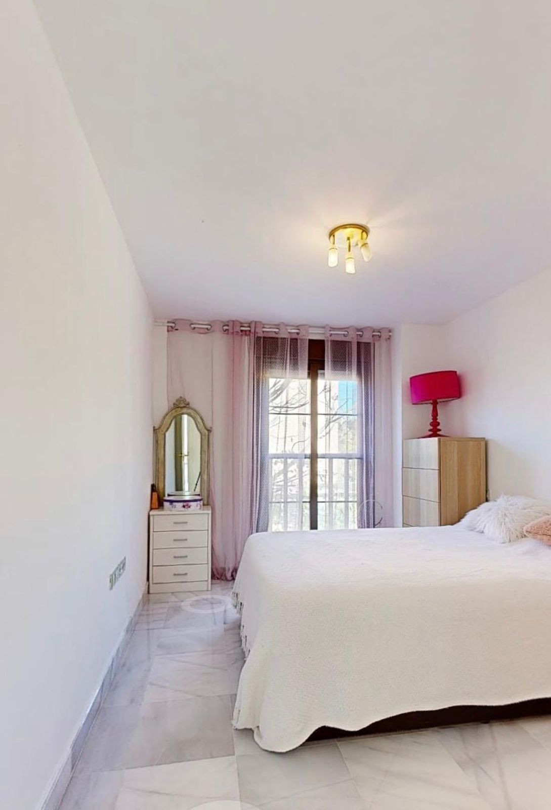 4 Bedroom Apartment in Estepona - Photo 5