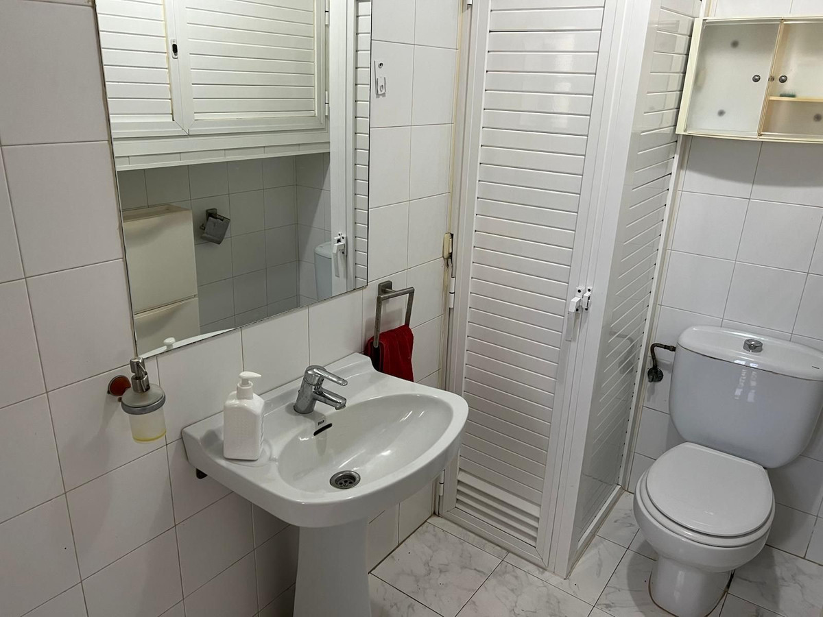 4 Bedroom Villa in Marbella - Photo 8