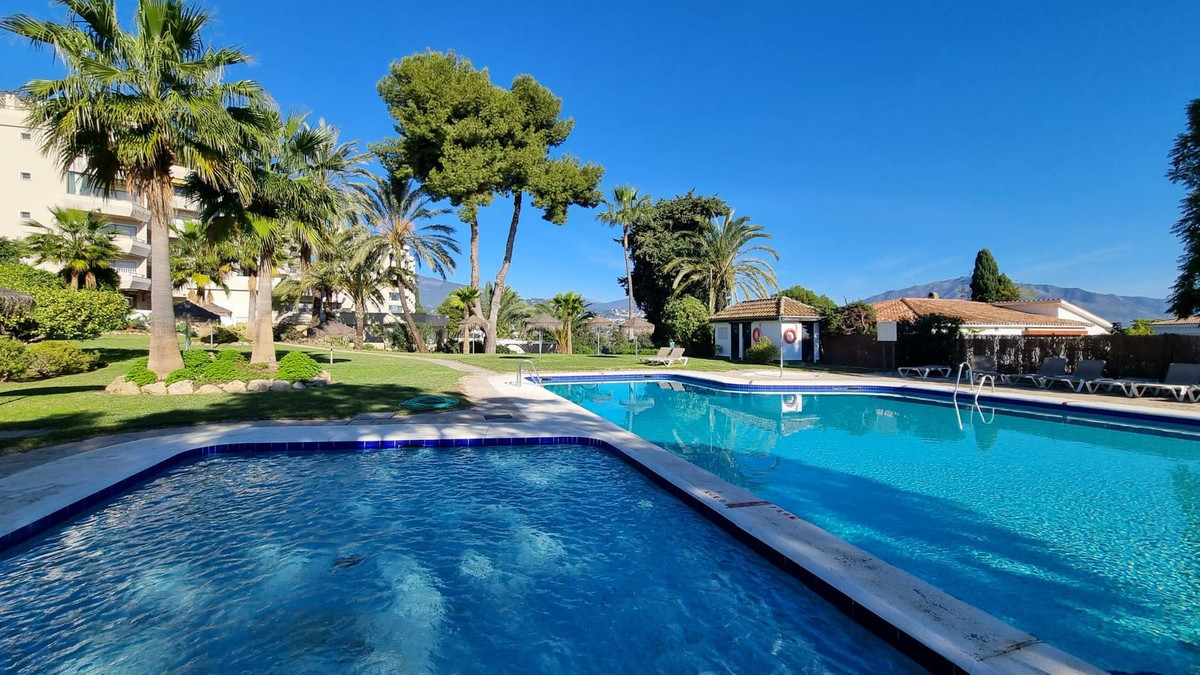 1 Bedroom Apartment in Estepona - Photo 2