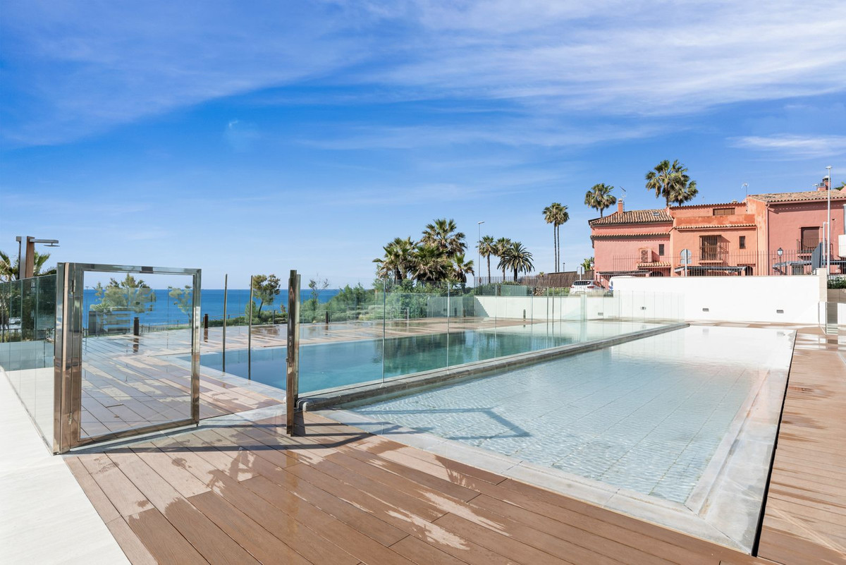 2 Bedroom Apartment in Estepona - Photo 5