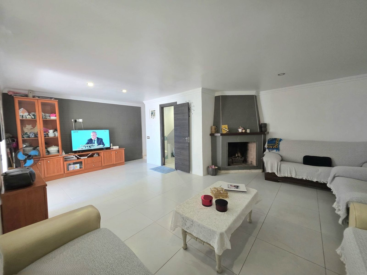 3 Bedroom Townhouse in Estepona - Photo 5