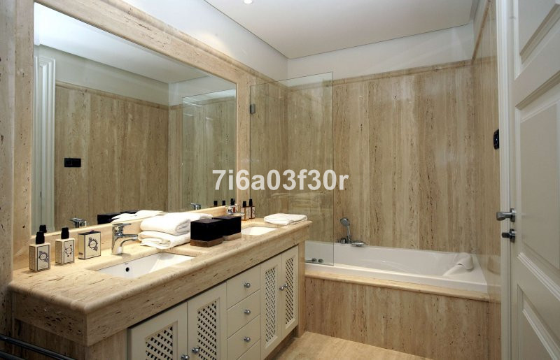 3 Bedroom Apartment in Estepona - Photo 6