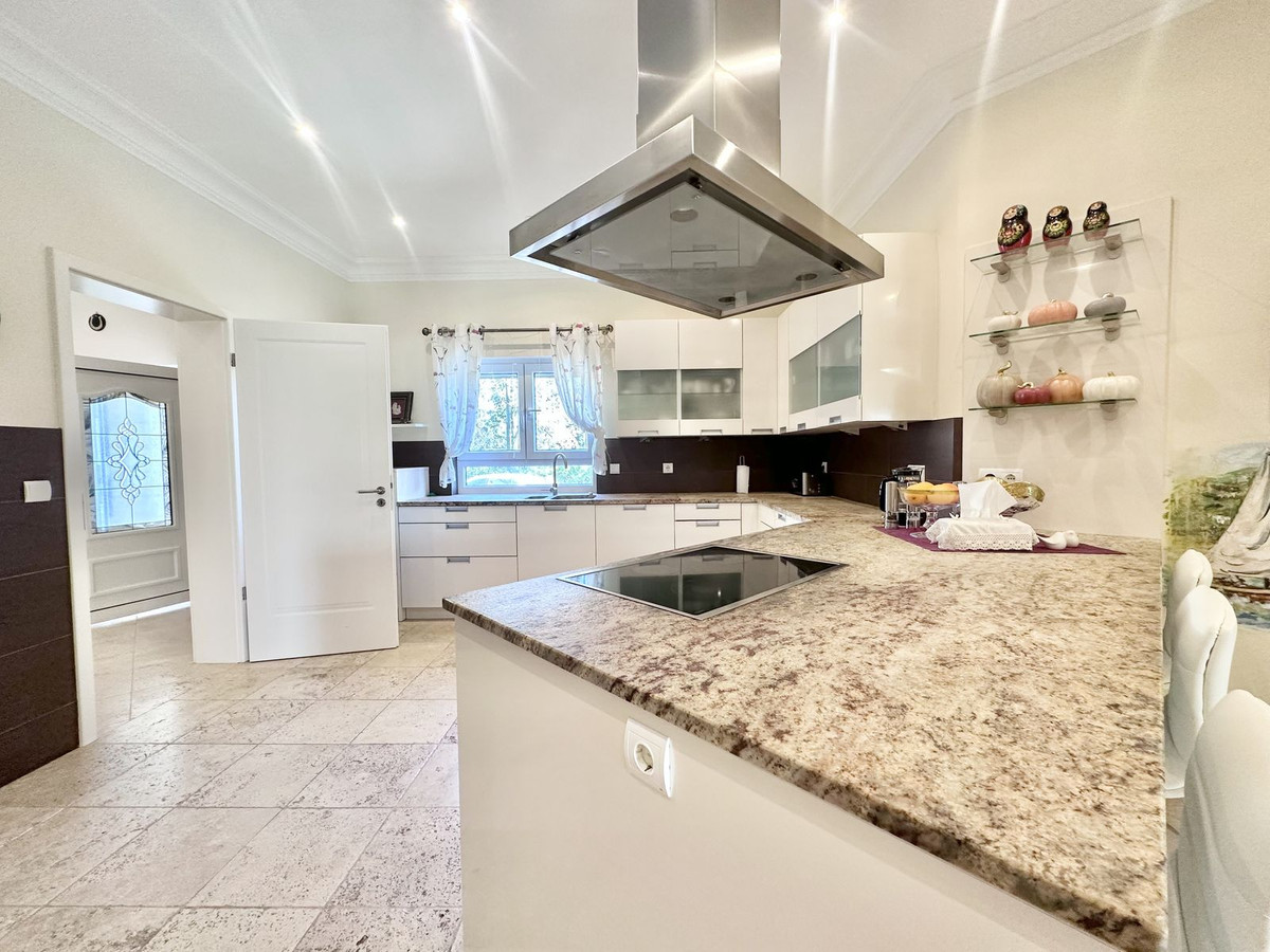 6 Bedroom Villa in Marbella - Photo 19