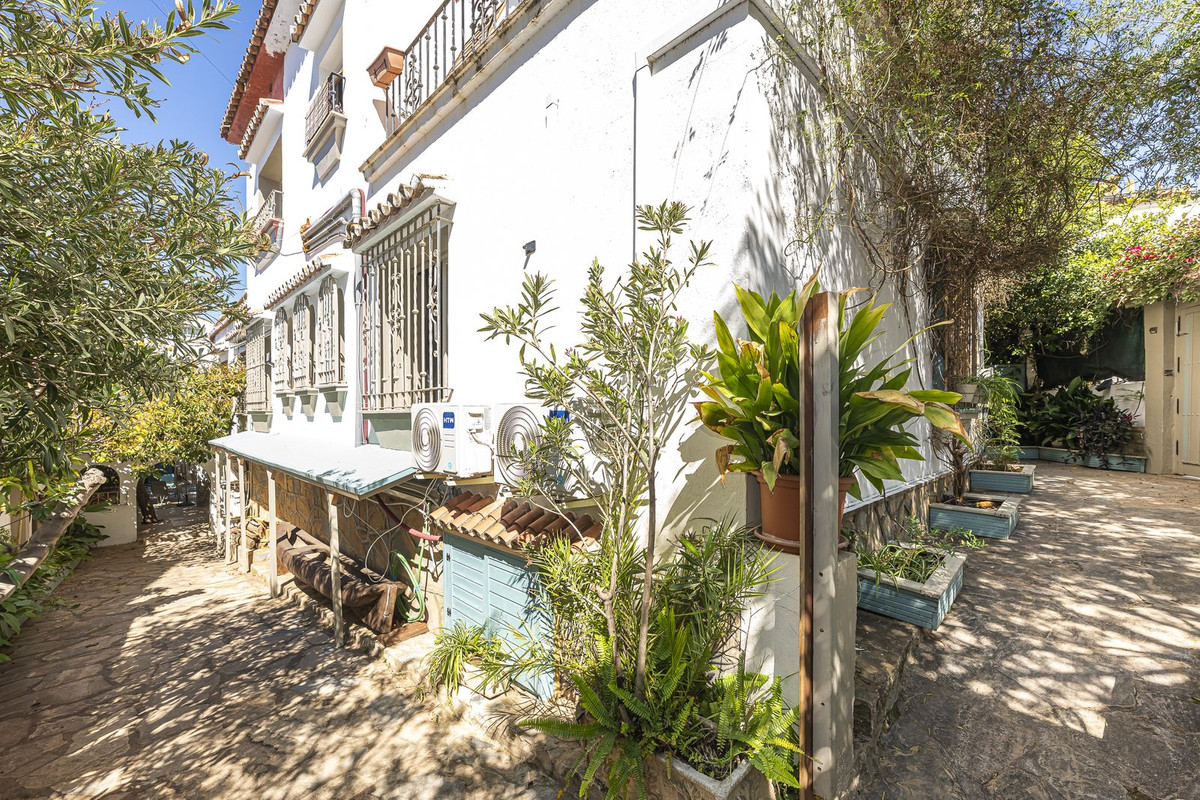 12 Bedroom Villa in Marbella - Photo 60