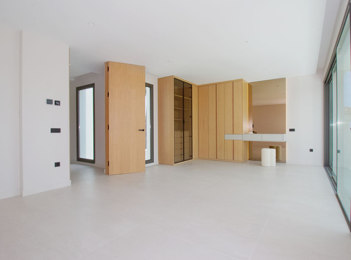 4 Bedroom Villa in Estepona - Photo 24