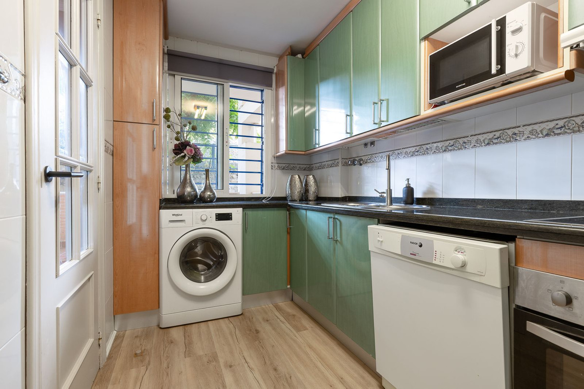 2 Bedroom Apartment in Torremolinos - Photo 6