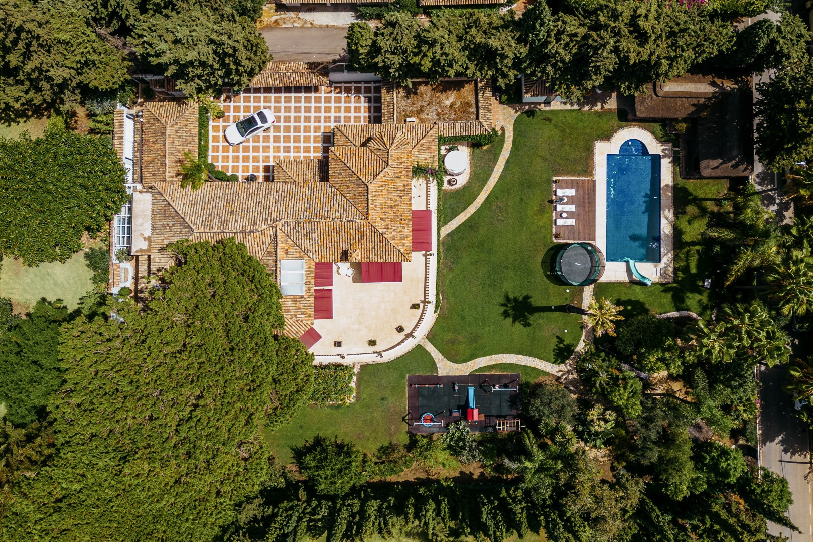 5 Bedroom Villa in Marbella - Photo 3