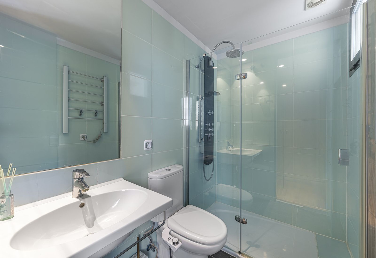 5 Bedroom Penthouse in Mijas - Photo 33