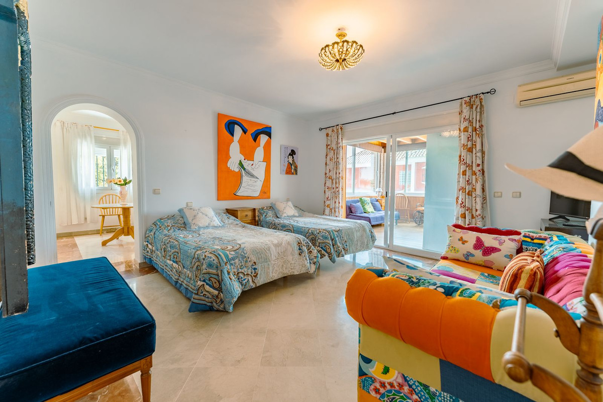 4 Bedroom Villa in San Pedro de Alcántara - Photo 8