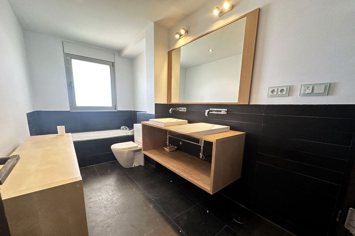 2 Bedroom Apartment in Benahavís - Photo 10
