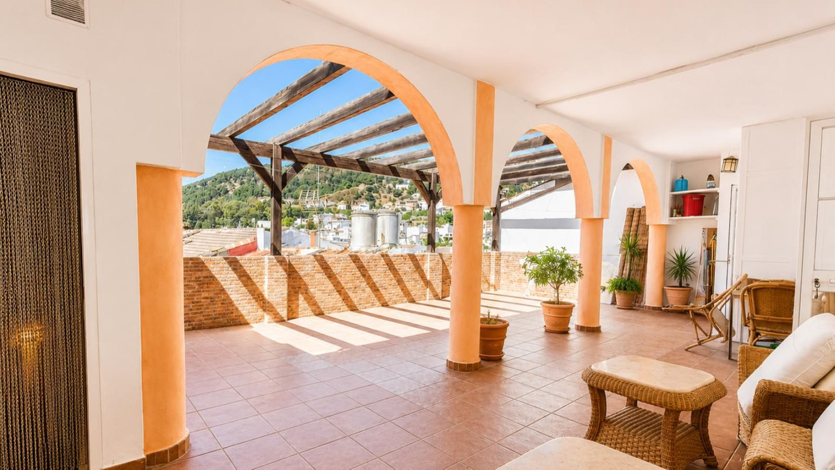 6 Bedroom Townhouse in Tolox - Photo 2