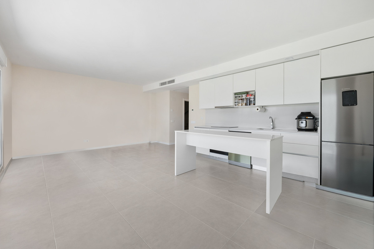 2 Bedroom Apartment in Estepona - Фото 2