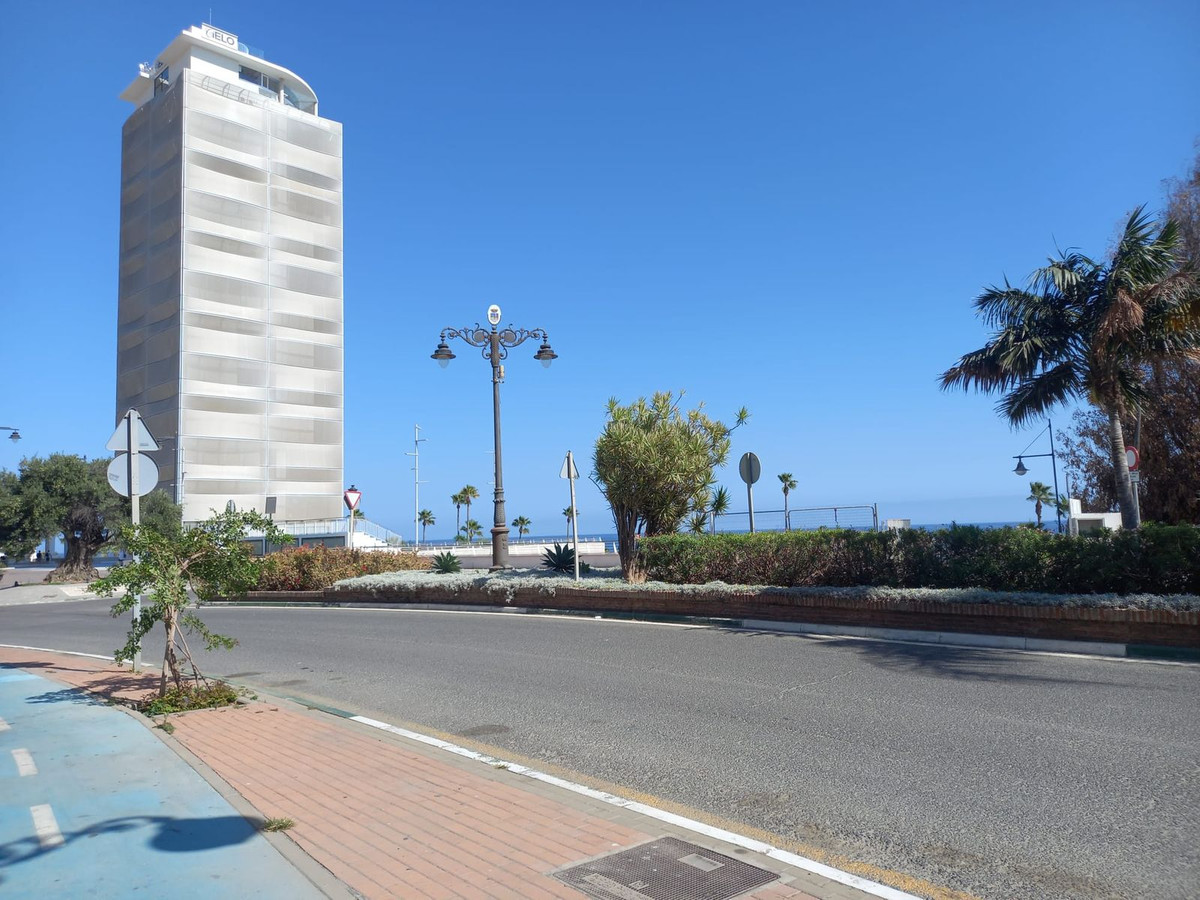 4 Bedroom Apartment in Estepona - Photo 22