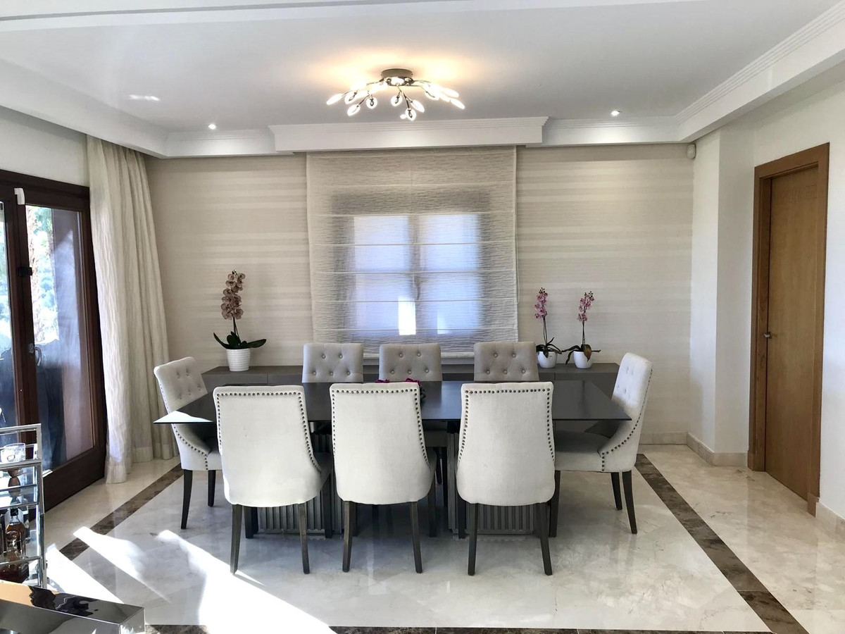 6 Bedroom Villa in Marbella - Photo 2