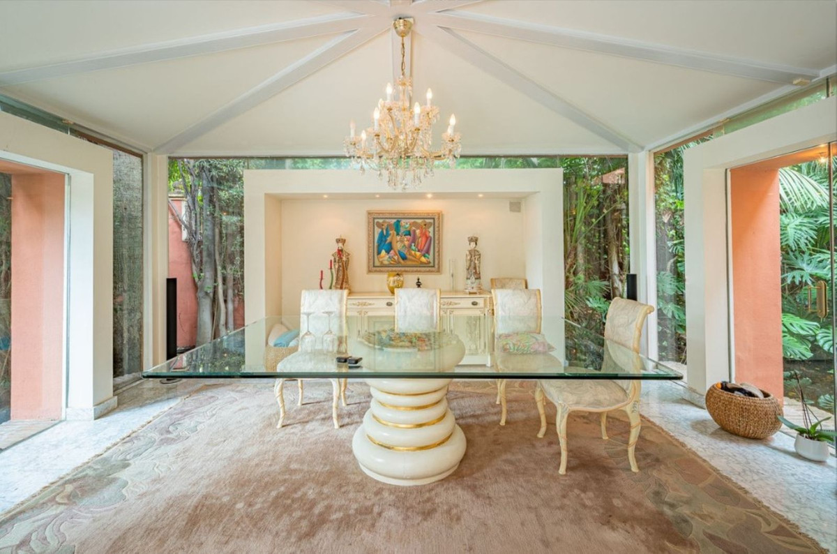 5 Bedroom Villa in Marbella - Photo 4