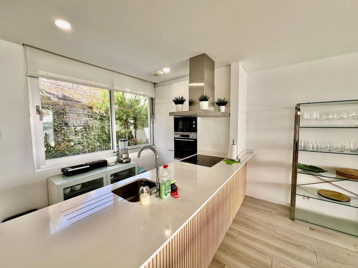 3 Bedroom Townhouse in Estepona - Photo 2
