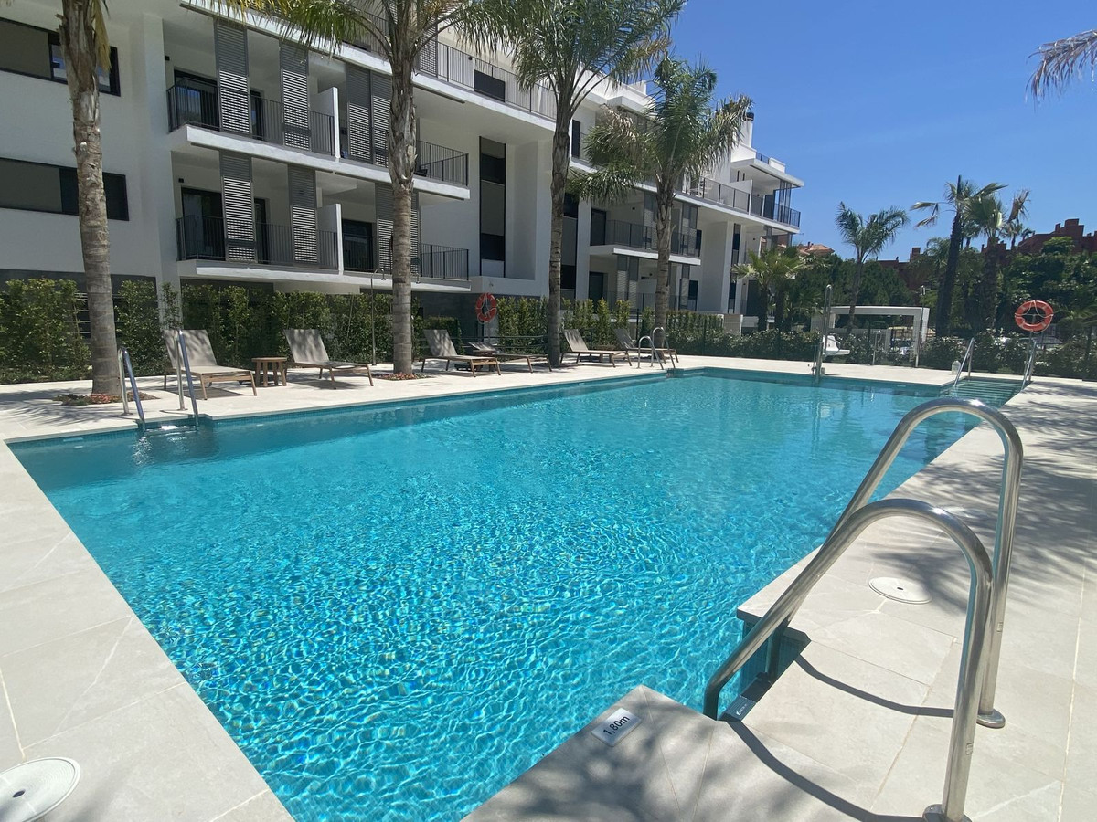 3 Bedroom Apartment in Estepona - Photo 4