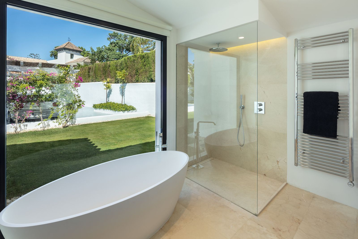 4 Bedroom Villa in Marbella - Photo 23