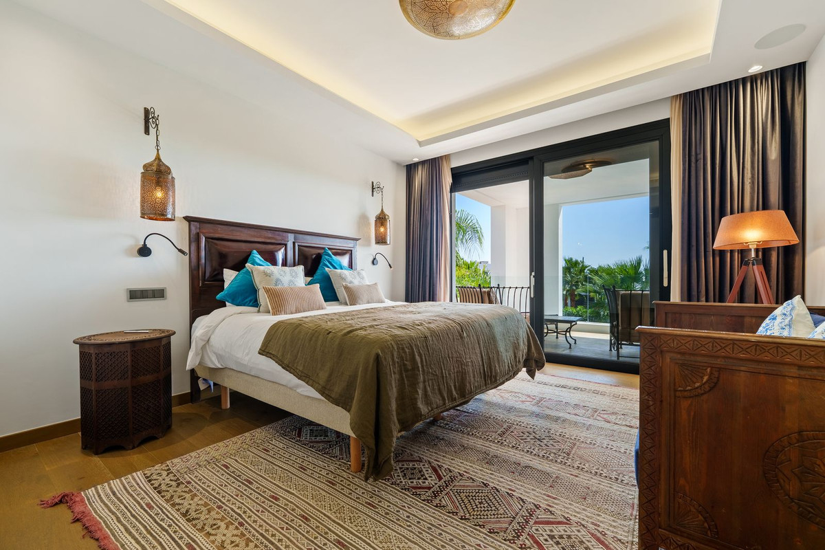 6 Bedroom Villa in Marbella - Photo 7