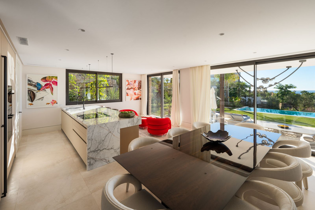 5 Bedroom Villa in Marbella - Photo 6