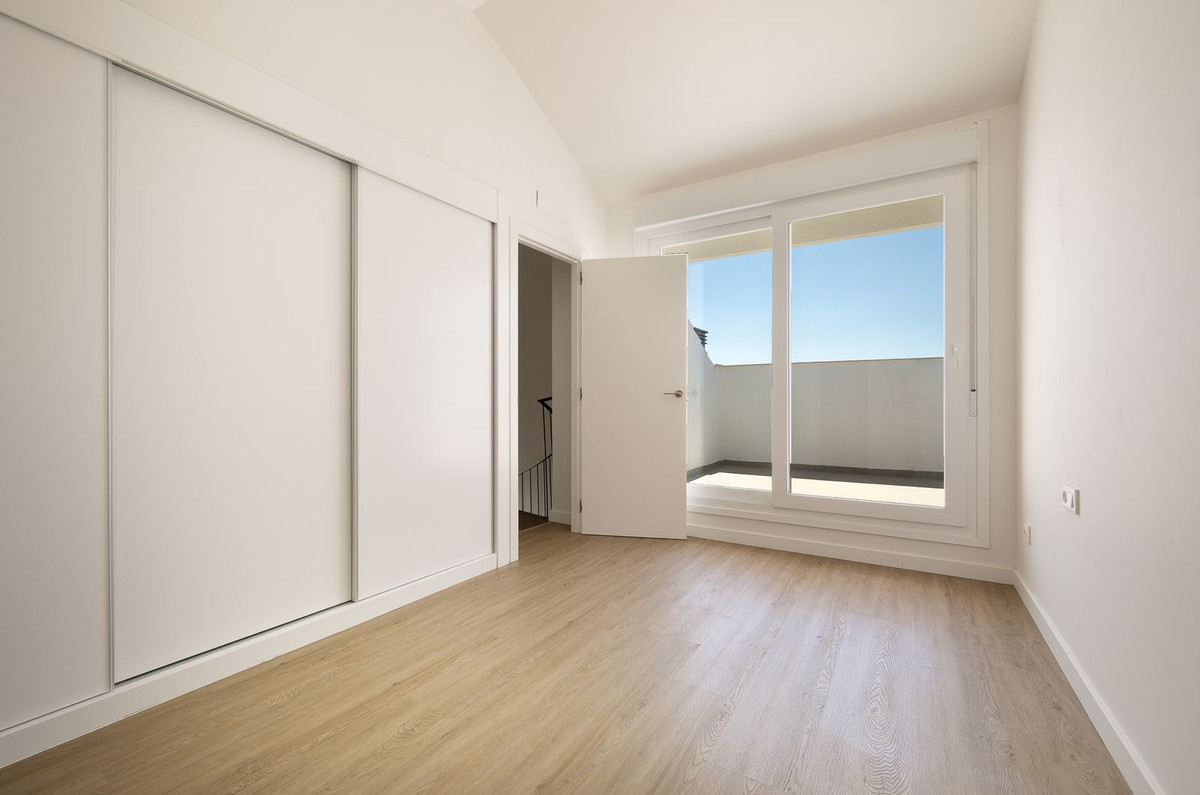 3 Bedroom Penthouse in Fuengirola - Photo 8