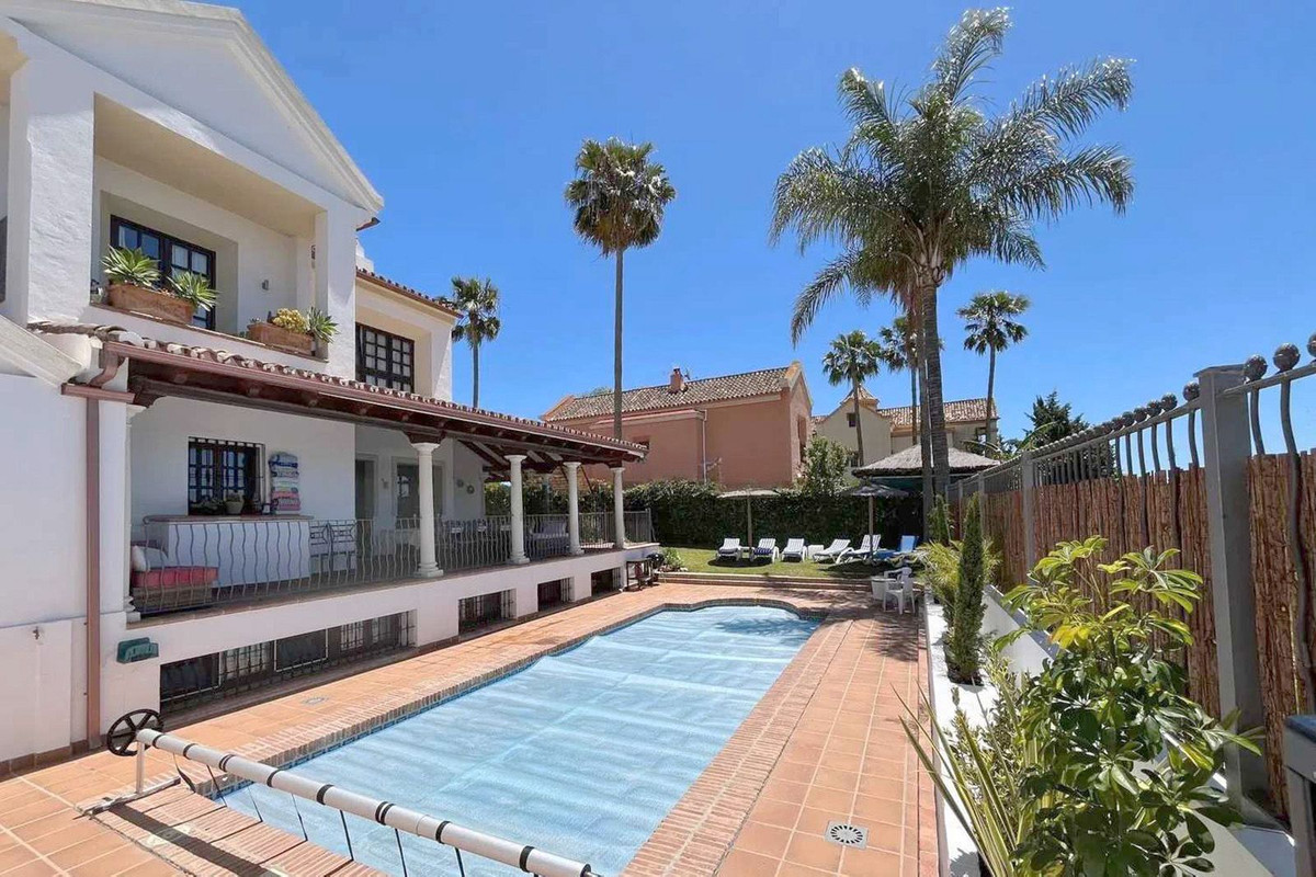6 Bedroom Villa in San Pedro de Alcántara - Photo 2
