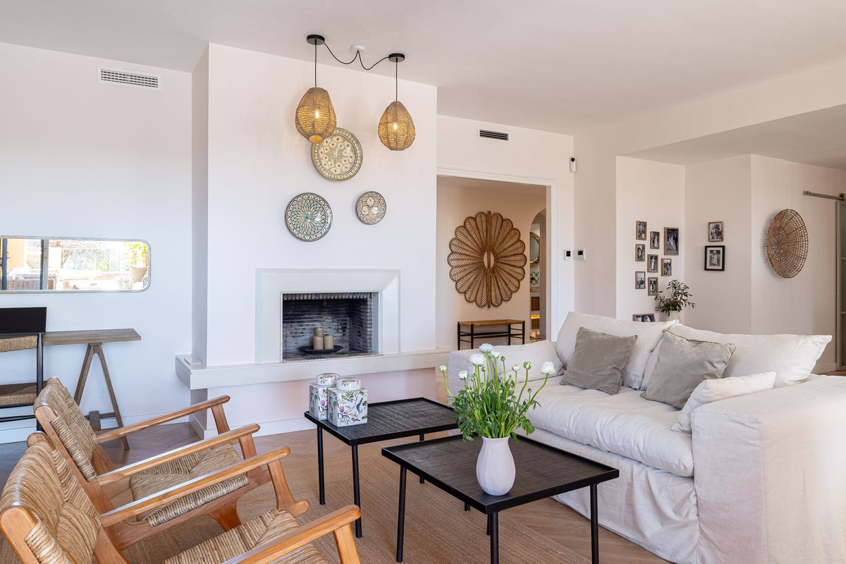 3 Bedroom Apartment in Marbella - Photo 3