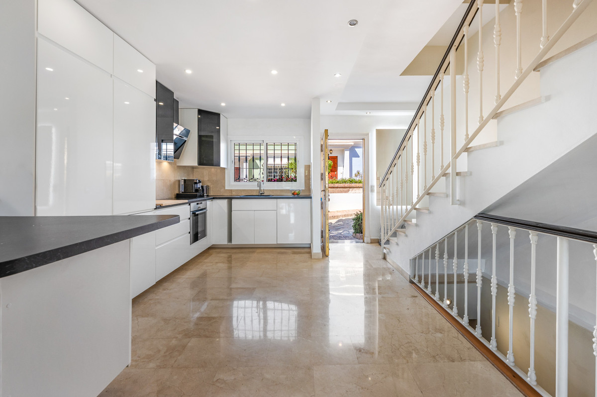 3 Bedroom Townhouse in Marbella - Photo 6