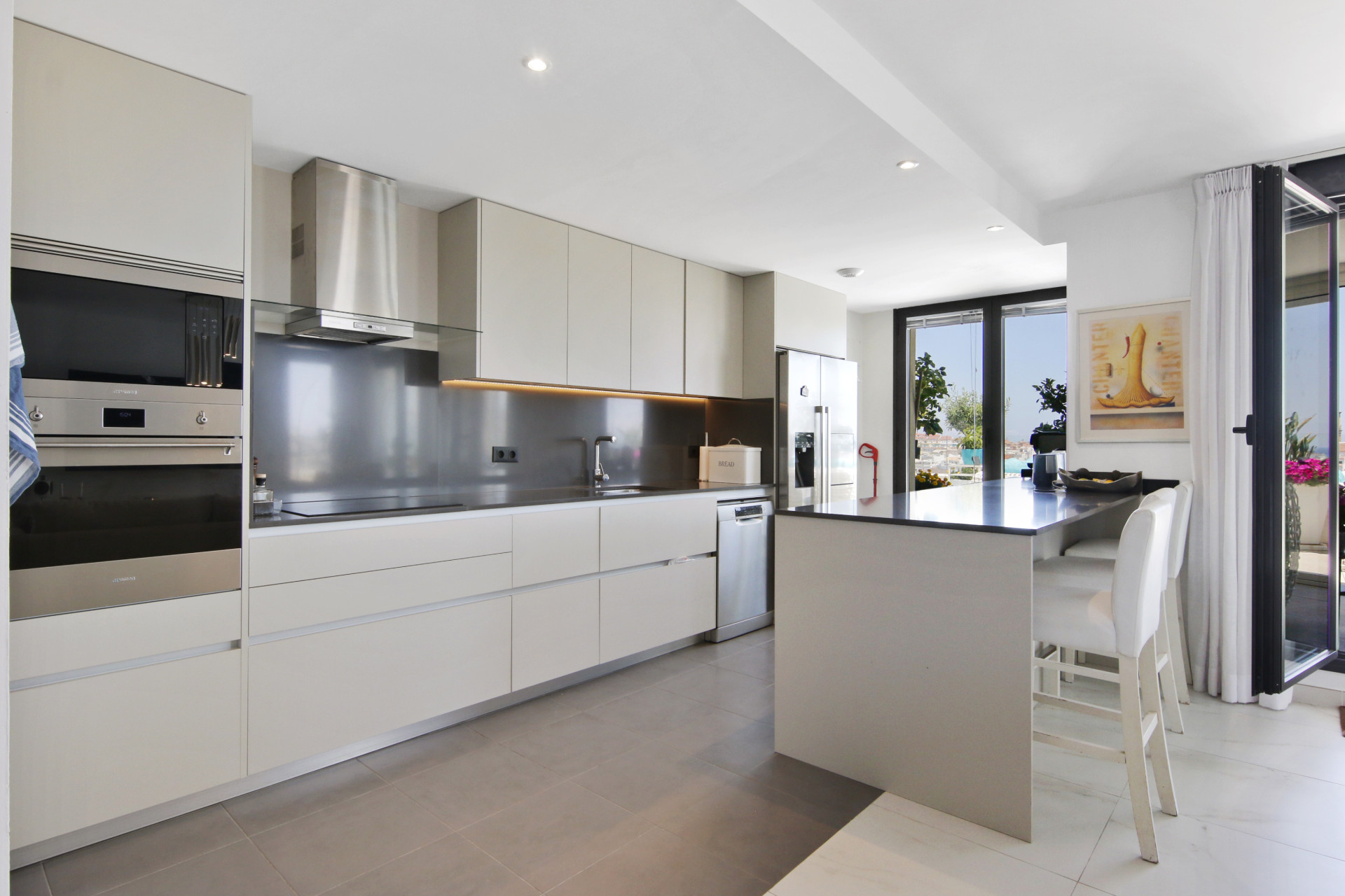 3 Bedroom Penthouse in Estepona - Photo 8