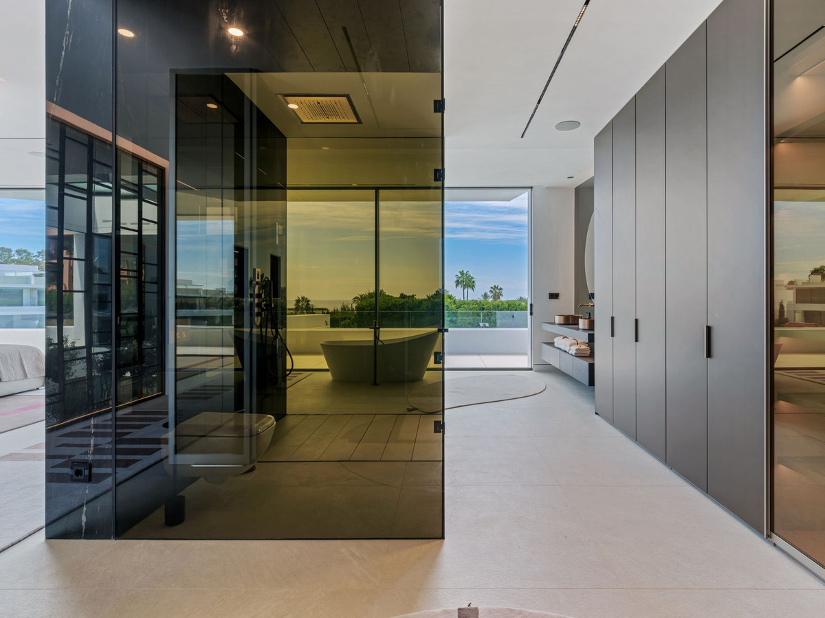 5 Bedroom Villa in Marbella - Photo 35