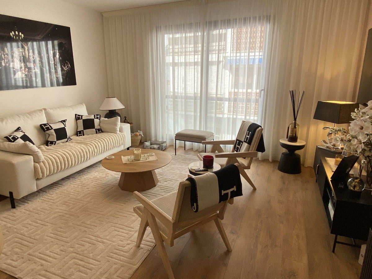 2 Bedroom Apartment in Estepona - Photo 2