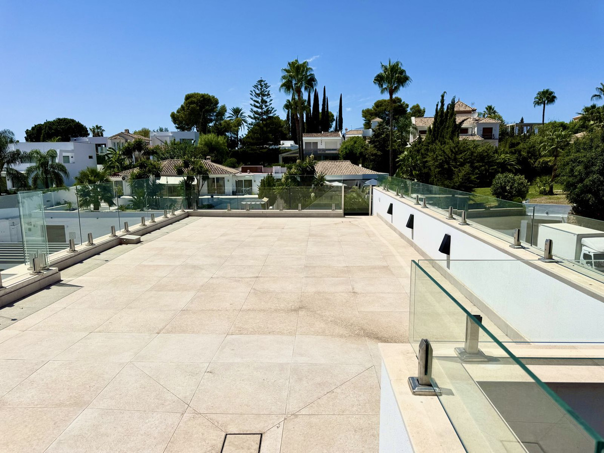 6 Bedroom Villa in Estepona - Photo 33