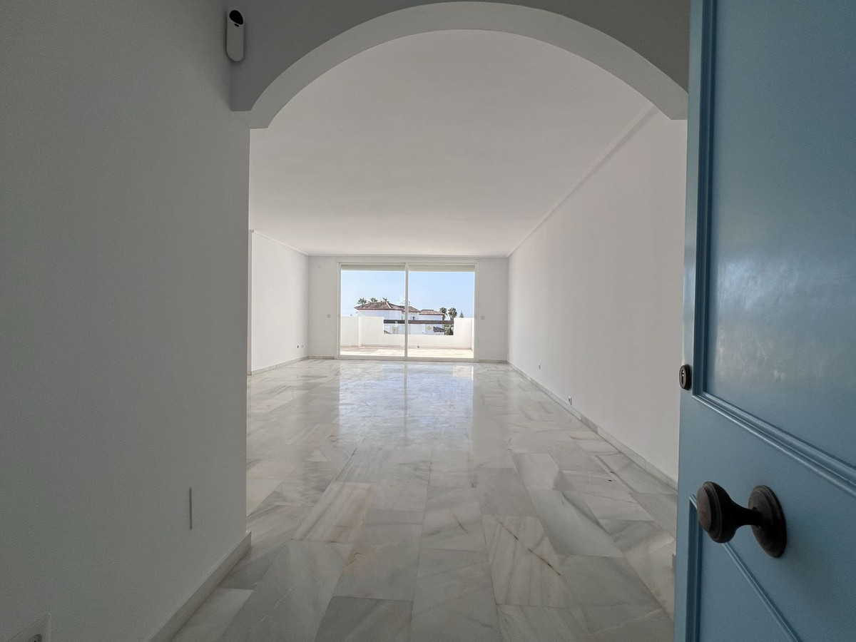 2 Bedroom Apartment in Estepona - Photo 20