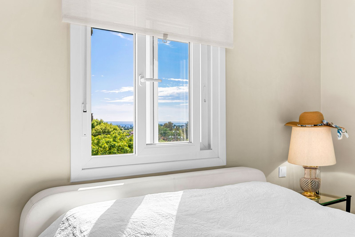 2 Bedroom Penthouse in Estepona - Photo 18