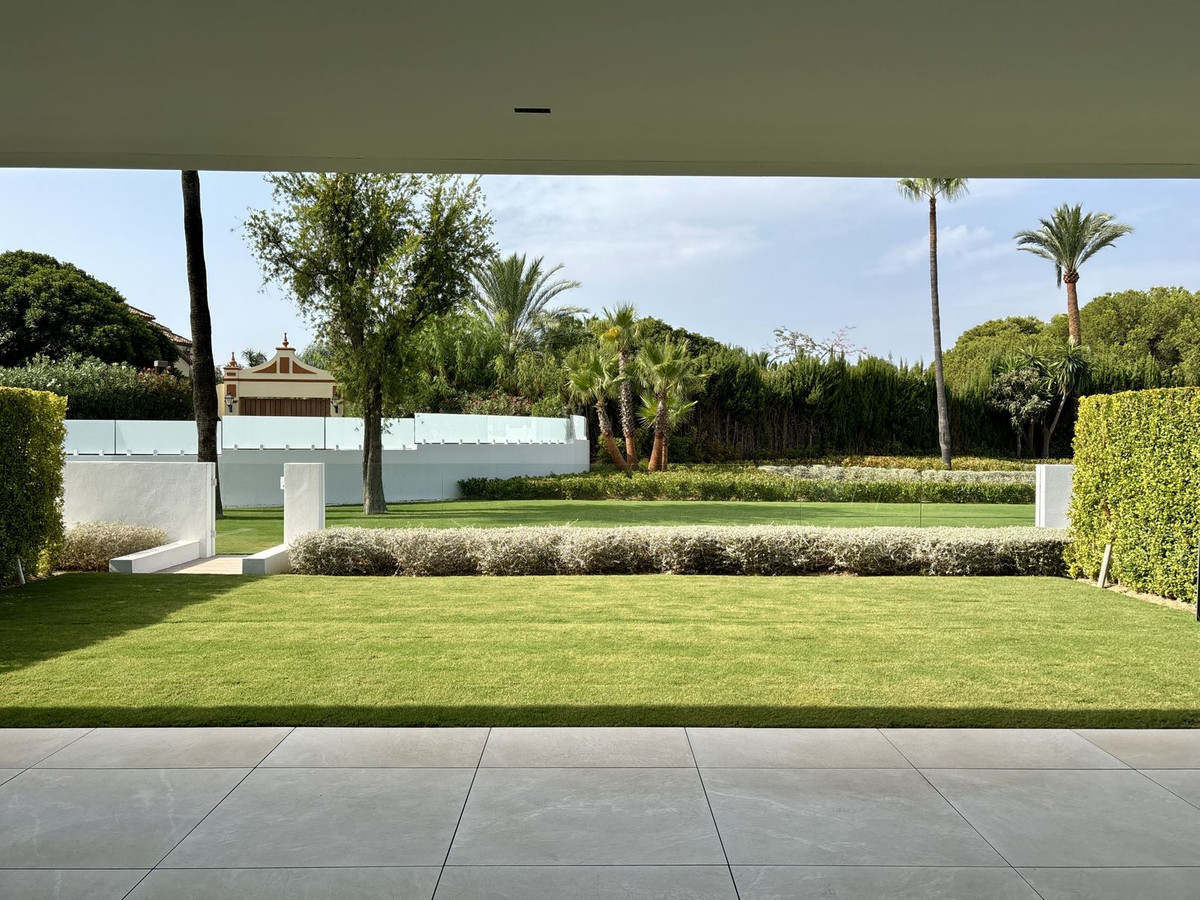 4 Bedroom Villa in Marbella - Photo 12