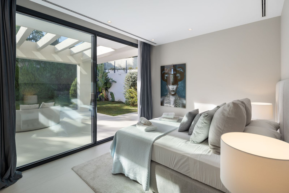 6 Bedroom Villa in Marbella - Photo 17