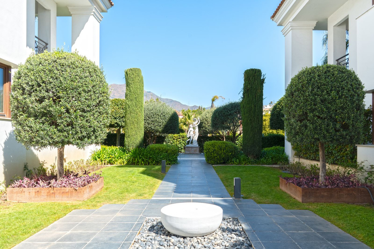 2 Bedroom Apartment in Estepona - Photo 32
