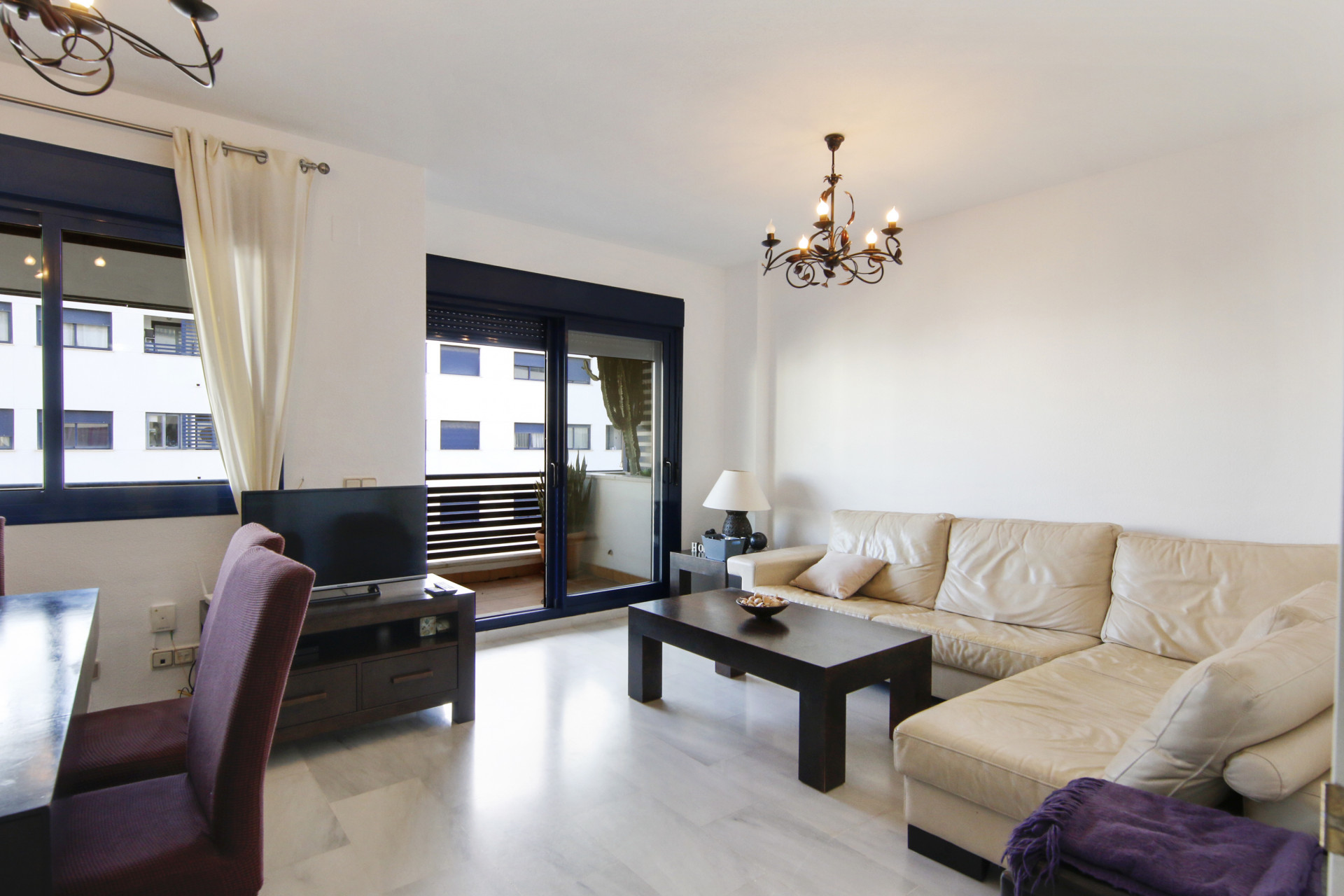 3 Bedroom Apartment in Estepona - Photo 2