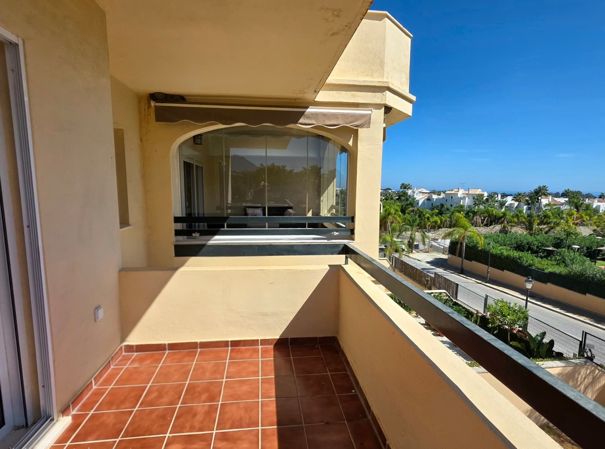 3 Bedroom Apartment in Estepona - Photo 6